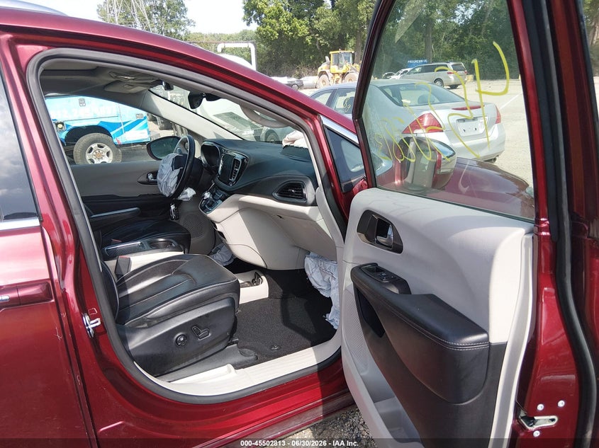 2019 Chrysler Pacifica VIN 2C4RC1GG4KR528981 IAAI salvage auction — LEFT SIDE, Salvage Title, sold $6,975 on 2026-08-18 (photo 5)