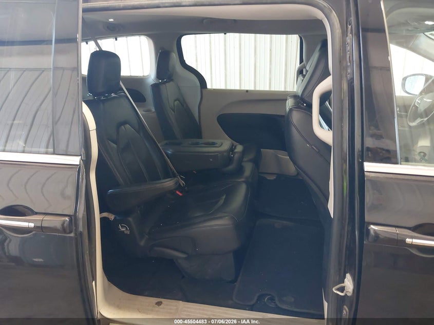 2018 Chrysler Pacifica VIN 2C4RC1BG4JR109163 IAAI salvage auction — RIGHT REAR, Regular (South Dakota), sold $6,100 on 2026-08-21 (photo 8)