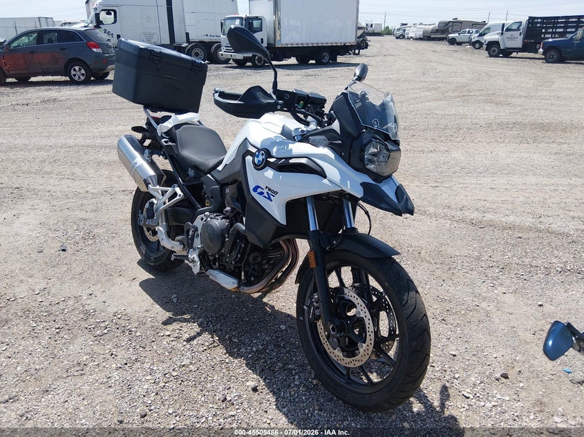 2024 BMW F 800 VIN WB10K530XR6K33863 IAAI salvage auction — LEFT FRONT, Clear (Illinois), sold $4,550 on 2026-07-29 (photo 1)