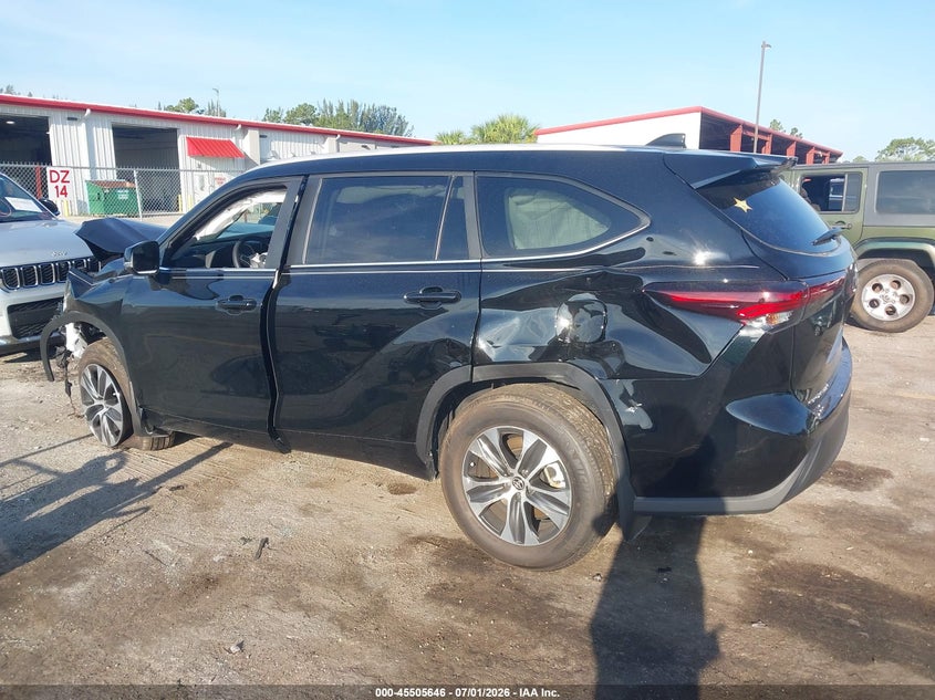 2026 Toyota Highlander VIN 5TDKDRBH9TS606063 IAAI salvage auction — FRONT END, Salvage Title, sold $7,800 on 2026-07-29 (photo 3)