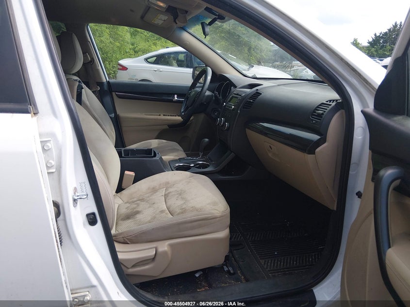 2011 Kia Sorento VIN 5XYKTCA18BG036668 IAAI salvage auction — NORMAL WEAR, Clear (Rhode Island), sold $875 on 2026-07-07 (photo 5)