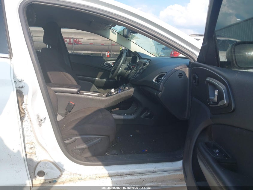 2015 Chrysler 200 VIN 1C3CCCAB0FN569131 IAAI salvage auction — SIDE, Salvage Title, sold $625 on 2026-07-24 (photo 5)