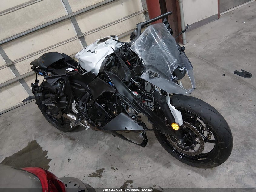 2026 Kawasaki Ninja VIN ML5EXEP11TDAH1906 IAAI salvage auction — ROLLOVER, Salvage Title, sold $200 on 2026-09-18 (photo 1)