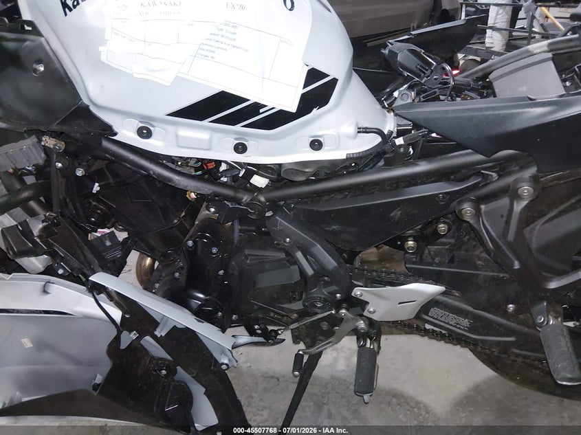 2026 Kawasaki Ninja VIN ML5EXEP11TDAH1906 IAAI salvage auction — ROLLOVER, Salvage Title, sold $200 on 2026-09-18 (photo 9)