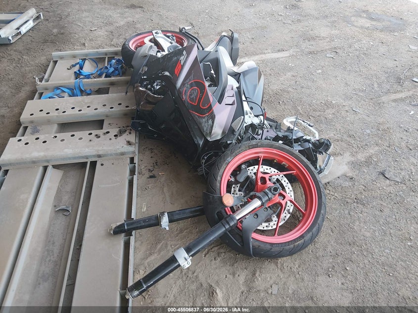 2025 Aprilia Rs VIN ZD4XEUA04S6001758 IAAI salvage auction — FRONT END, Salvage Title, sold $325 on 2026-08-18 (photo 1)