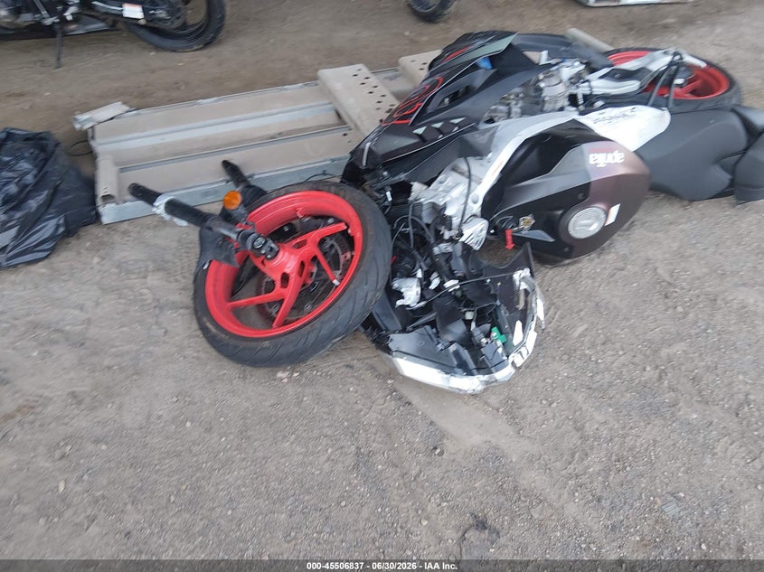 2025 Aprilia Rs VIN ZD4XEUA04S6001758 IAAI salvage auction — FRONT END, Salvage Title, sold $325 on 2026-08-18 (photo 2)