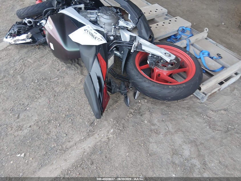2025 Aprilia Rs VIN ZD4XEUA04S6001758 IAAI salvage auction — FRONT END, Salvage Title, sold $325 on 2026-08-18 (photo 3)