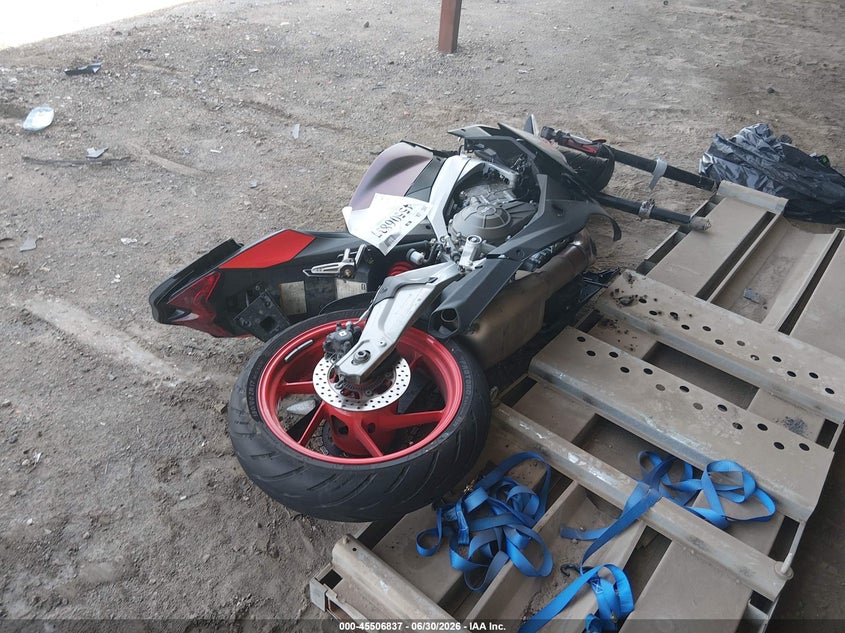 2025 Aprilia Rs VIN ZD4XEUA04S6001758 IAAI salvage auction — FRONT END, Salvage Title, sold $325 on 2026-08-18 (photo 4)