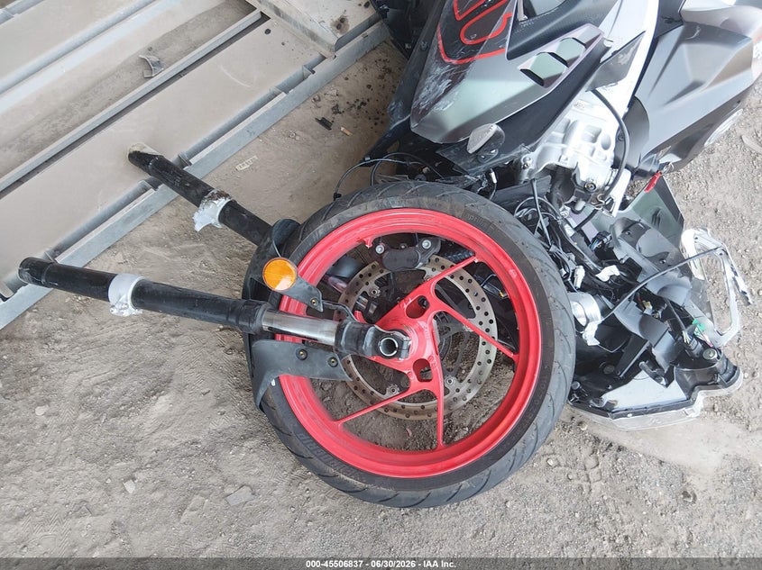 2025 Aprilia Rs VIN ZD4XEUA04S6001758 IAAI salvage auction — FRONT END, Salvage Title, sold $325 on 2026-08-18 (photo 5)