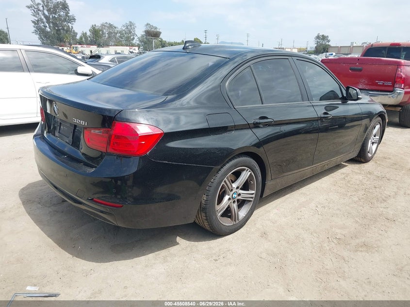 2013 BMW 3er VIN WBA3C1C53DF444619 IAAI salvage auction — LEFT SIDE, Salvage Title, sold $650 on 2026-07-29 (photo 4)