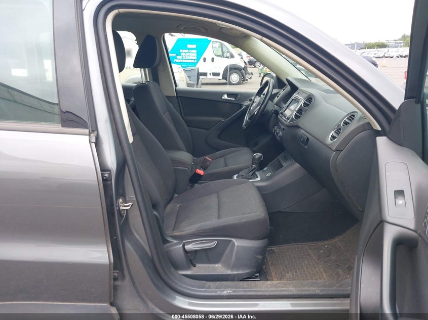 2017 Volkswagen Tiguan VIN WVGBV7AX0HK043618 IAAI salvage auction — NORMAL WEAR, Clear-Dealer Only (Oregon), sold $300 on 2026-07-09 (photo 5)