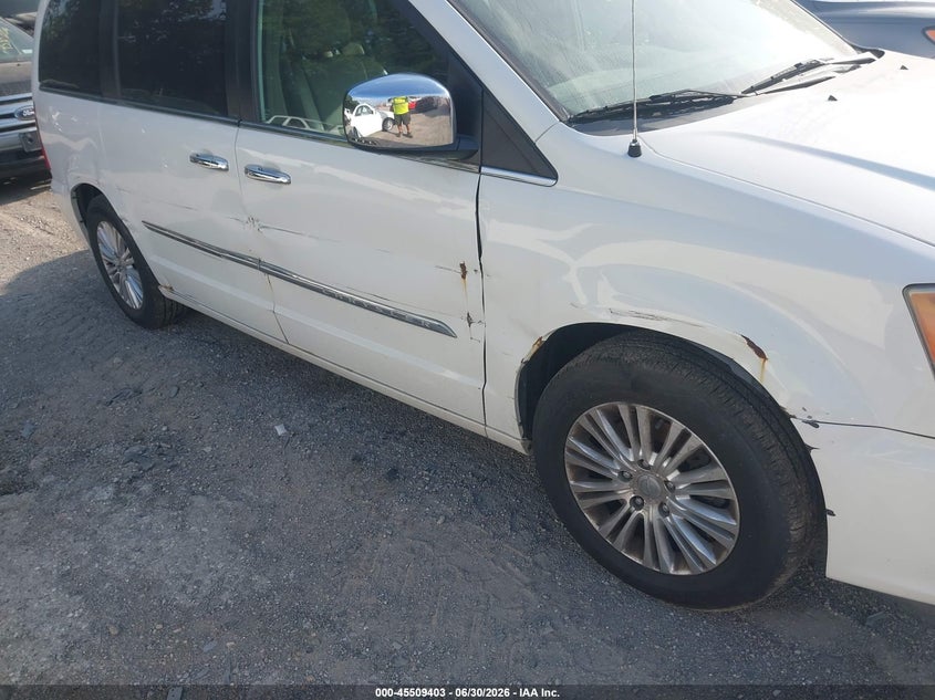 2013 Chrysler Town & country VIN 2C4RC1CG3DR651812 IAAI salvage auction — NORMAL WEAR, Clear (Indiana), sold $500 on 2026-07-12 (photo 6)