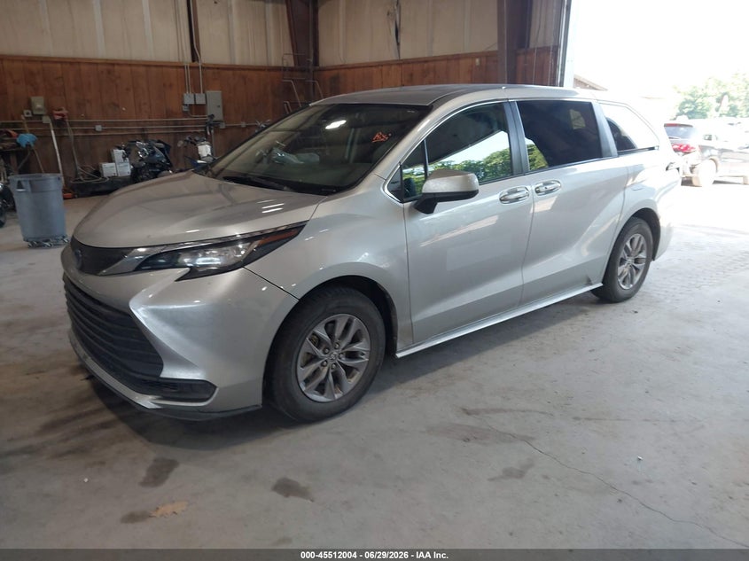 2022 Toyota Sienna VIN 5TDKSKFC8NS065960 IAAI salvage auction — REAR END, Clear (Oklahoma), sold $9,250 on 2026-07-08 (photo 2)