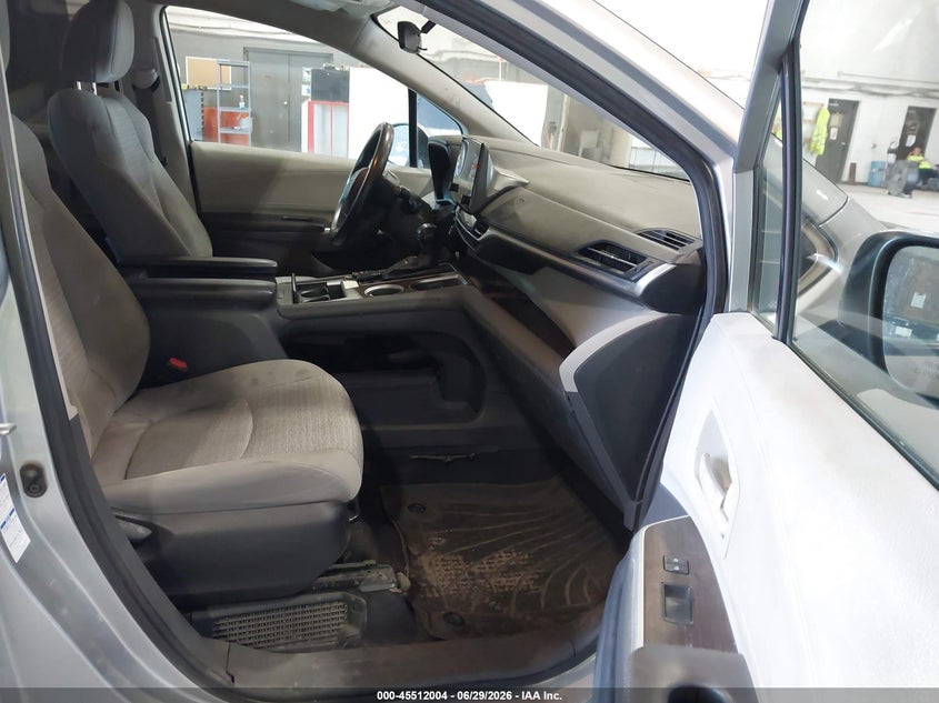 2022 Toyota Sienna VIN 5TDKSKFC8NS065960 IAAI salvage auction — REAR END, Clear (Oklahoma), sold $9,250 on 2026-07-08 (photo 5)