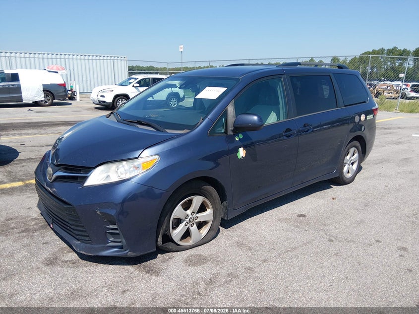 2018 Toyota Sienna VIN 5TDKZ3DCXJS941037 IAAI salvage auction — RIGHT FRONT, Salvage Title, sold $1,925 on 2026-07-29 (photo 2)