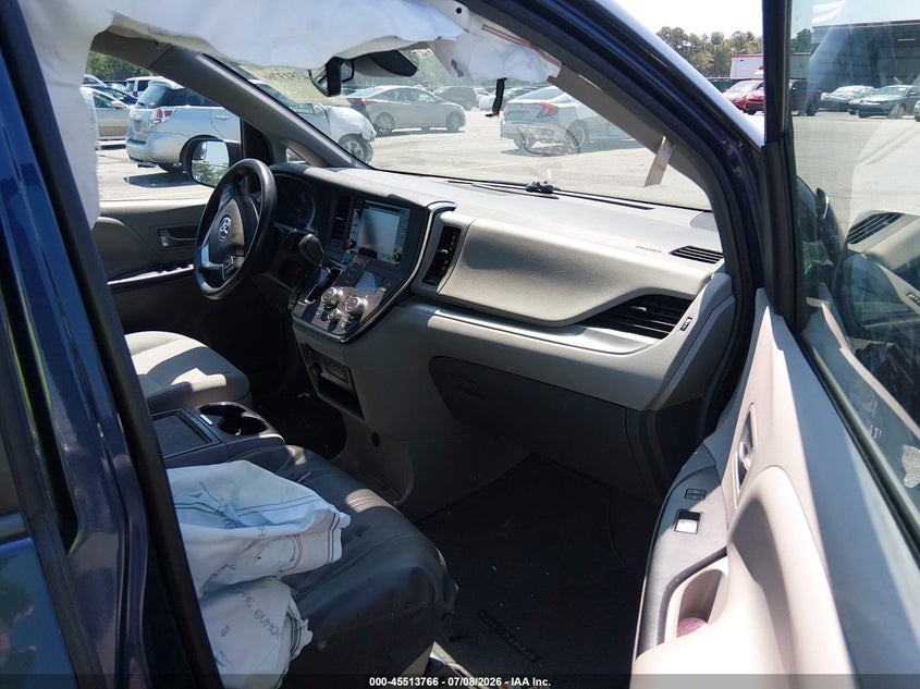 2018 Toyota Sienna VIN 5TDKZ3DCXJS941037 IAAI salvage auction — RIGHT FRONT, Salvage Title, sold $1,925 on 2026-07-29 (photo 5)