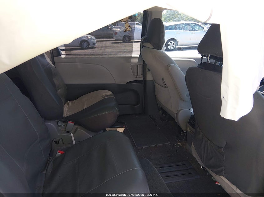 2018 Toyota Sienna VIN 5TDKZ3DCXJS941037 IAAI salvage auction — RIGHT FRONT, Salvage Title, sold $1,925 on 2026-07-29 (photo 8)