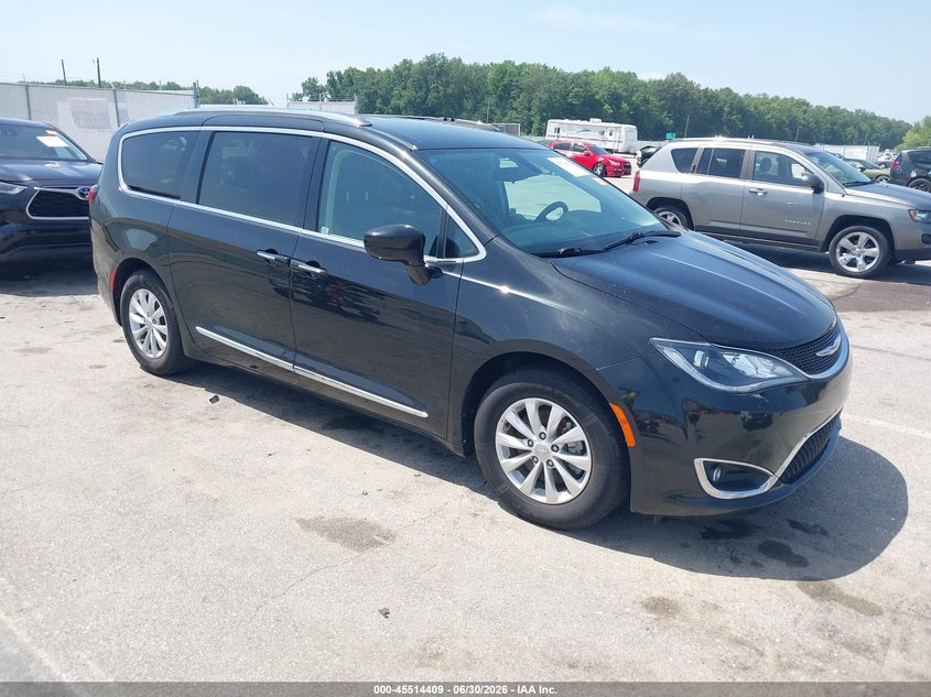 2018 Chrysler Pacifica VIN 2C4RC1BG3JR112121 IAAI salvage auction — ENGINE DAMAGE, Salvage (Indiana), sold $2,175 on 2026-08-01 (photo 1)