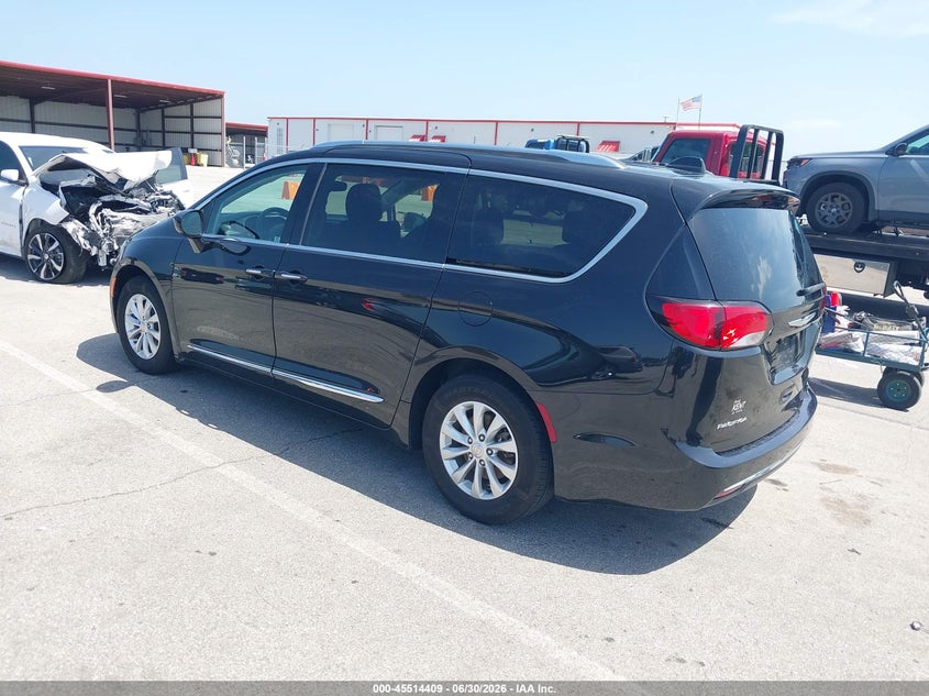 2018 Chrysler Pacifica VIN 2C4RC1BG3JR112121 IAAI salvage auction — ENGINE DAMAGE, Salvage (Indiana), sold $2,175 on 2026-08-01 (photo 3)