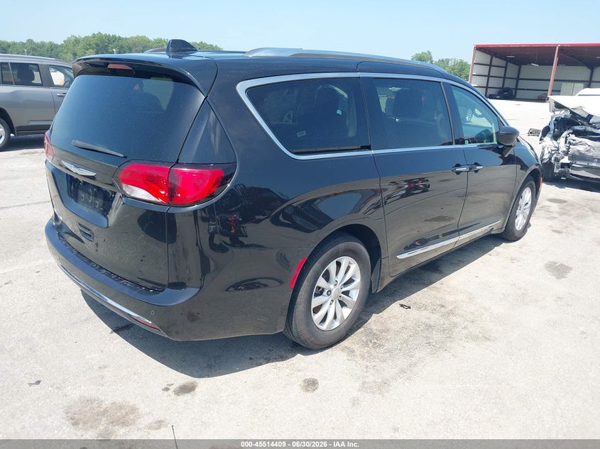 2018 Chrysler Pacifica VIN 2C4RC1BG3JR112121 IAAI salvage auction — ENGINE DAMAGE, Salvage (Indiana), sold $2,175 on 2026-08-01 (photo 4)
