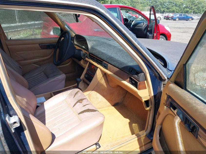 1987 Mercedes-benz 300 VIN WDBCB25D6HA304260 IAAI salvage auction — NORMAL WEAR, Clear (North Carolina), sold $725 on 2026-07-09 (photo 5)