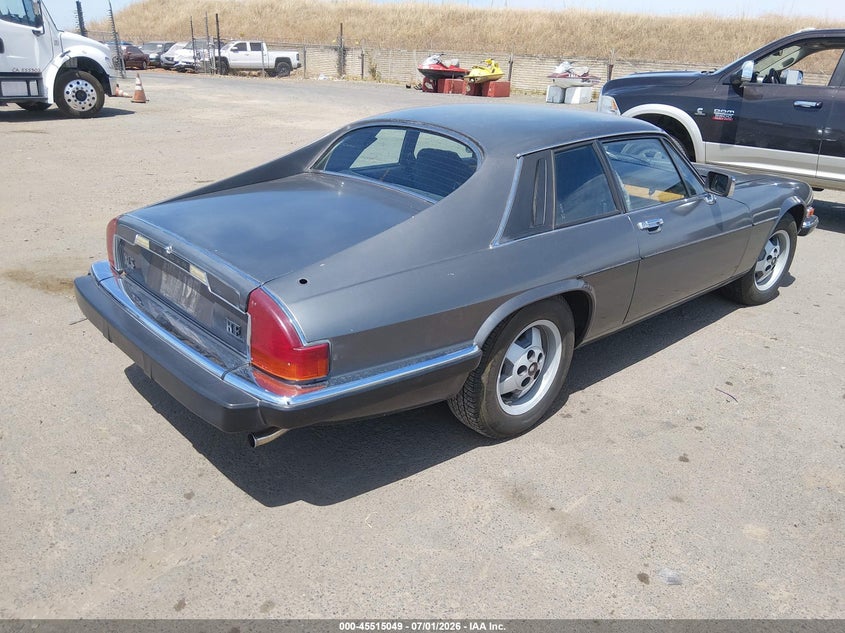 1984 Jaguar Xj series VIN SAJNV5842EC112852 IAAI salvage auction — NORMAL WEAR, Clear-Dealer Only (Oregon), sold $1,600 on 2026-07-22 (photo 4)