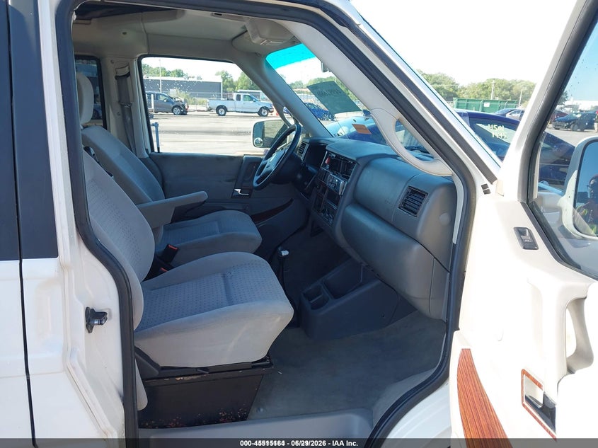 2002 Volkswagen Eurovan VIN WV2NB47022H084079 IAAI salvage auction — RIGHT REAR, Salvage (Missouri), sold $2,000 on 2026-07-14 (photo 5)