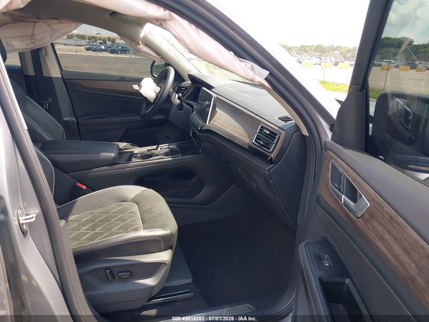 2024 Volkswagen Atlas VIN 1V2FR2CA8RC572332 IAAI salvage auction — RIGHT FRONT, Wait Title, sold $8,500 on 2026-08-23 (photo 5)