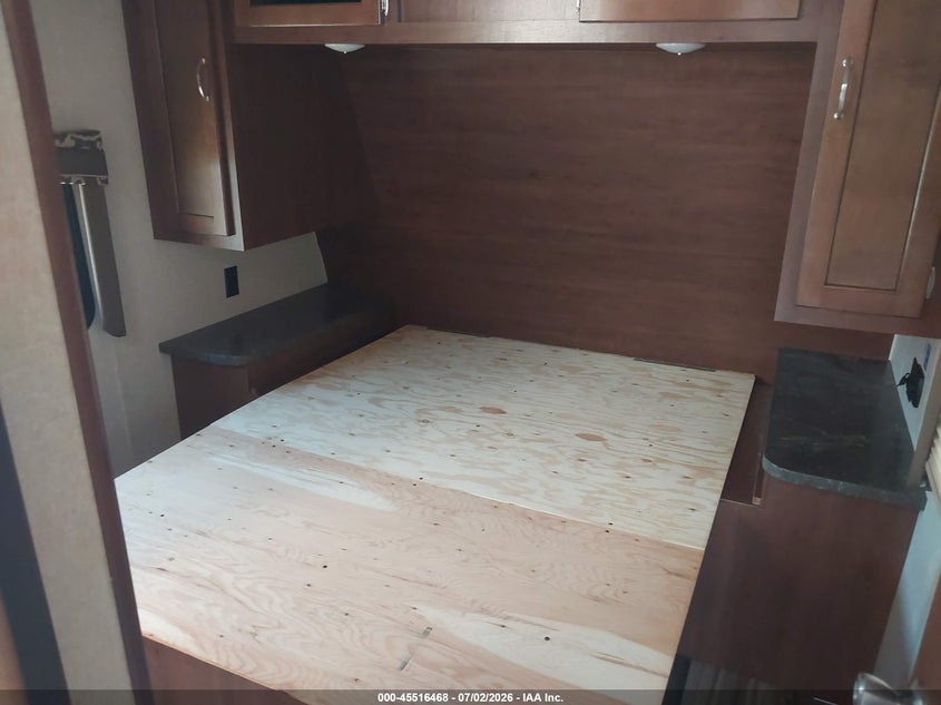 2017 Jayco Jay flight VIN 1UJBJ0BR7H1TN0233 IAAI salvage auction — SIDE, Clear (Michigan), sold $2,950 on 2026-09-10 (photo 5)