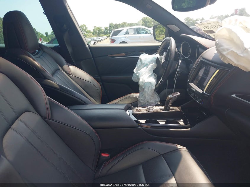 2019 Maserati Levante VIN ZN661XUS9KX338579 IAAI salvage auction — LEFT & RIGHT, Salvage Title, sold $5,350 on 2026-08-18 (photo 5)