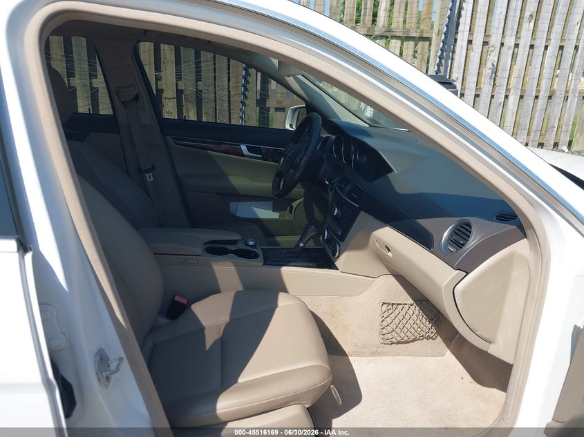 2013 Mercedes-benz C-klasse VIN WDDGF8AB2DR287232 IAAI salvage auction — NORMAL WEAR, Clear (Virginia), sold $1,500 on 2026-07-13 (photo 5)