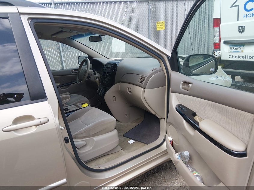 2004 Toyota Sienna VIN 5TDZA23C44S114169 IAAI salvage auction — FRONT END, Clear (Wisconsin), sold $475 on 2026-07-29 (photo 5)