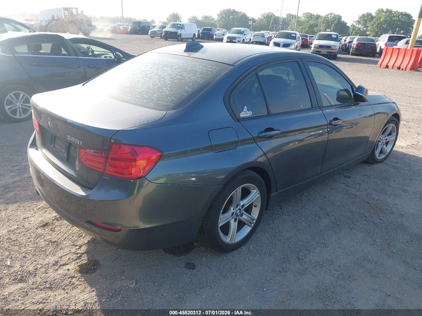 2013 BMW 3er VIN WBA3C1G5XDNR48312 IAAI salvage auction — NORMAL WEAR, Clear (Indiana), sold $850 on 2026-07-29 (photo 4)