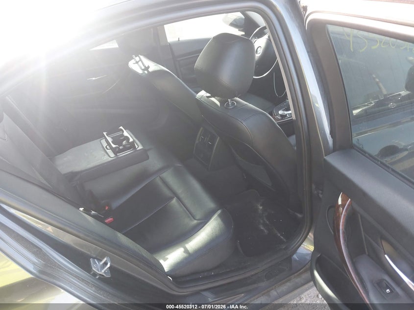 2013 BMW 3er VIN WBA3C1G5XDNR48312 IAAI salvage auction — NORMAL WEAR, Clear (Indiana), sold $850 on 2026-07-29 (photo 8)