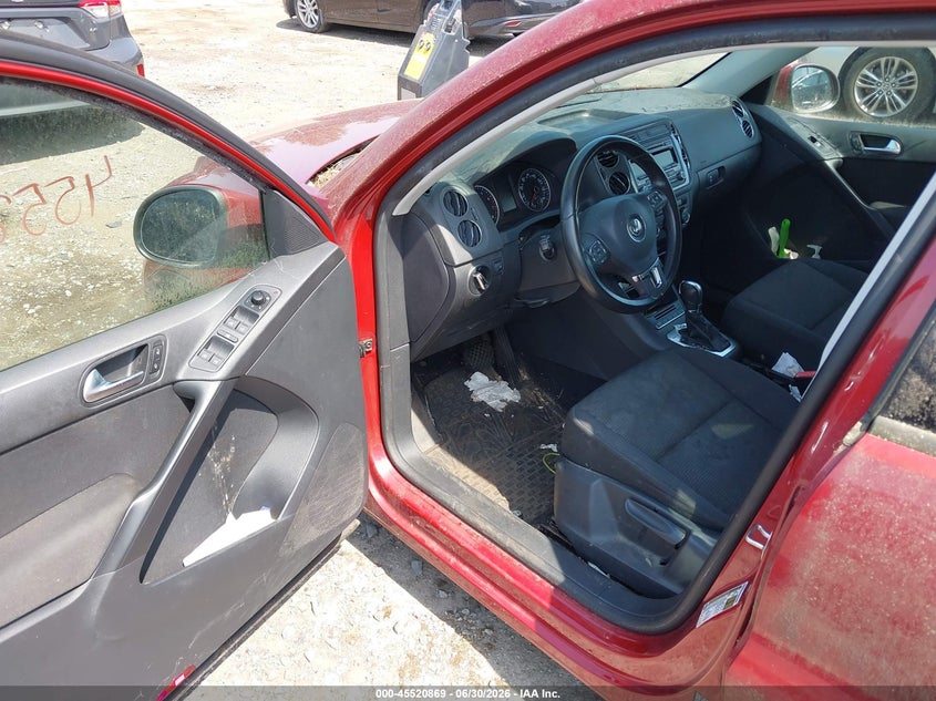 2014 Volkswagen Tiguan VIN WVGBV3AX4EW027452 IAAI salvage auction — NORMAL WEAR, Clear (New York), sold $400 on 2026-07-28 (photo 5)