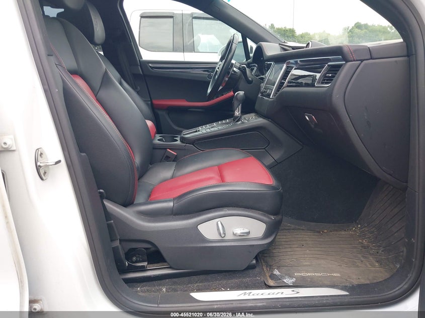 2017 Porsche Macan VIN WP1AB2A50HLB17140 IAAI salvage auction — REAR END, Salvage (Massachusetts), sold $7,500 on 2026-08-06 (photo 5)