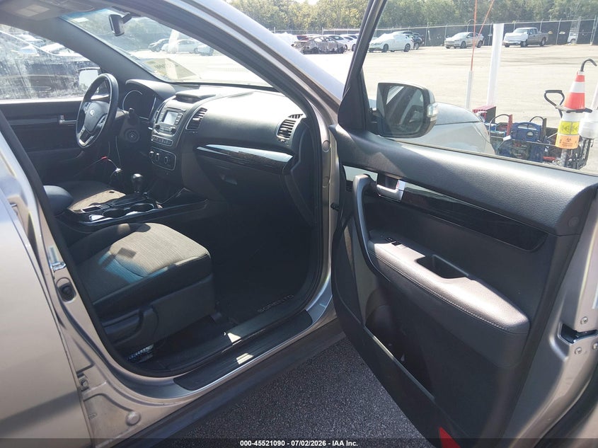 2015 Kia Sorento VIN 5XYKT3A68FG562980 IAAI salvage auction — ENGINE DAMAGE, Clear (North Carolina), sold $1,050 on 2026-07-15 (photo 5)