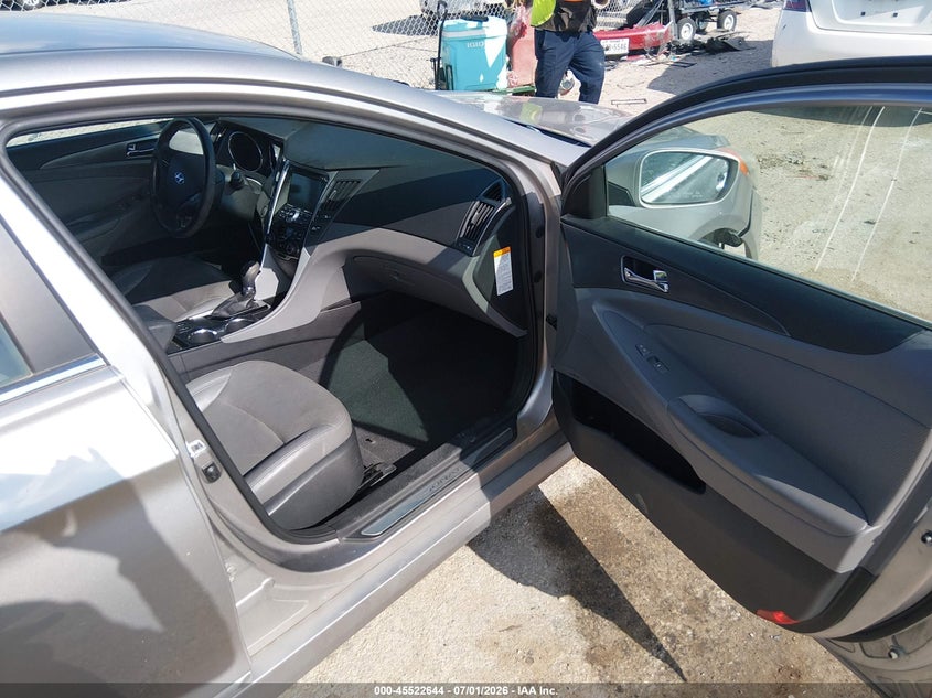 2013 Hyundai Sonata VIN KMHEC4A49DA091870 IAAI salvage auction — REAR END, Salvage Title, sold $750 on 2026-07-28 (photo 5)