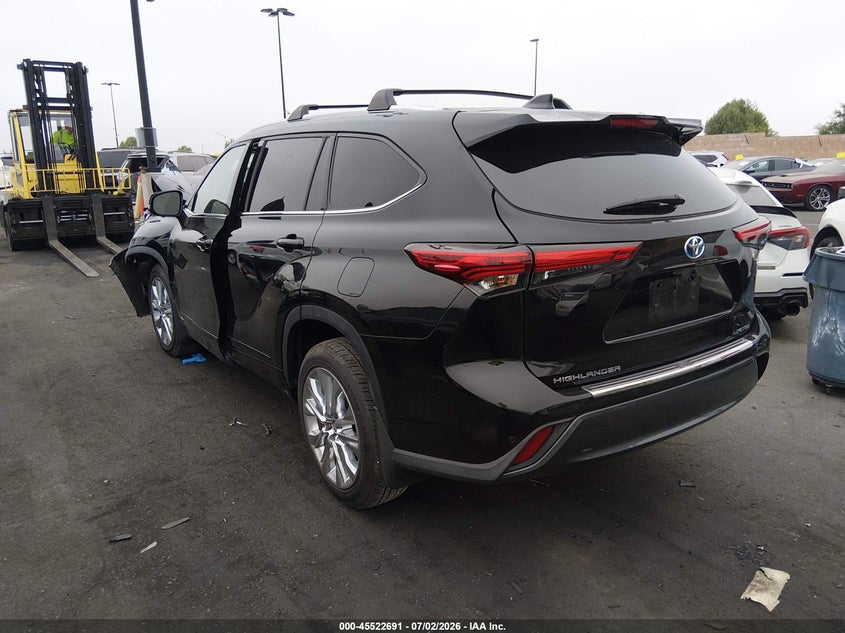 2023 Toyota Highlander VIN 5TDXBRCH3PS124558 IAAI salvage auction — FRONT END, Salvage Title, sold $16,525 on 2026-08-21 (photo 3)