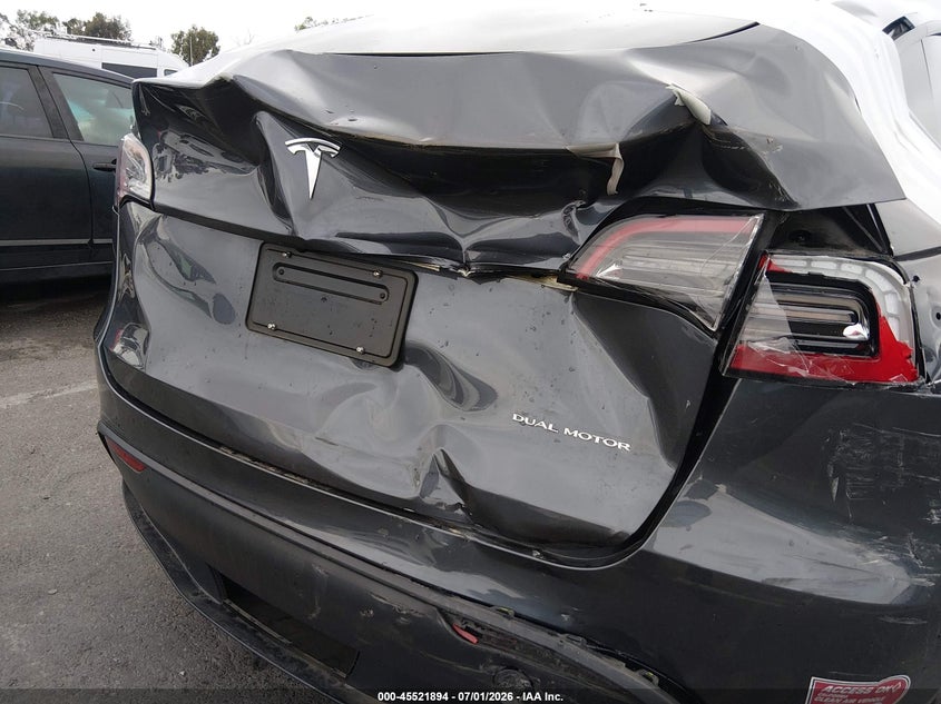 2023 Tesla Model y VIN 7SAYGDEE4PF898403 IAAI salvage auction — REAR END, Salvage Title, sold $10,300 on 2026-09-03 (photo 6)