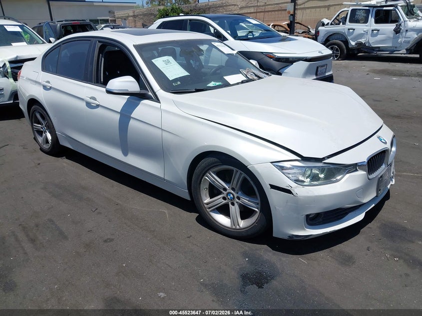 2014 BMW 3er VIN WBA3C1C59EK107025 IAAI salvage auction — LEFT FRONT, Salvage Title, sold $700 on 2026-07-17 (photo 1)