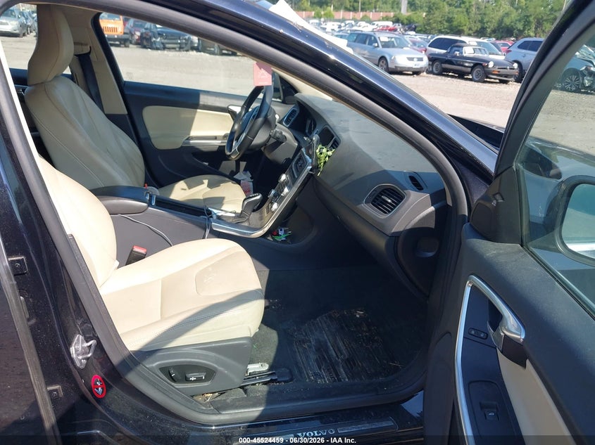 2017 Volvo V60 VIN YV140MEK1H1343631 IAAI salvage auction — NORMAL WEAR, Clear (Pennsylvania), sold $950 on 2026-07-24 (photo 5)