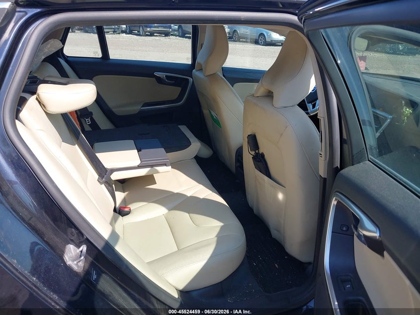 2017 Volvo V60 VIN YV140MEK1H1343631 IAAI salvage auction — NORMAL WEAR, Clear (Pennsylvania), sold $950 on 2026-07-24 (photo 8)
