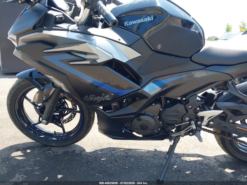 2025 Kawasaki Ninja VIN ML5EXGJ19SDA61082 IAAI salvage auction — SIDE, Salvage (Ohio), sold $575 on 2026-07-21 (photo 9)