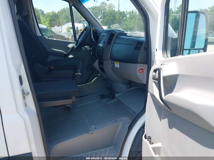 2016 Mercedes-benz Sprinter VIN WD3PE8DD6GP364642 IAAI salvage auction — LEFT & RIGHT, Clear (Virginia), sold $2,350 on 2026-07-10 (photo 5)
