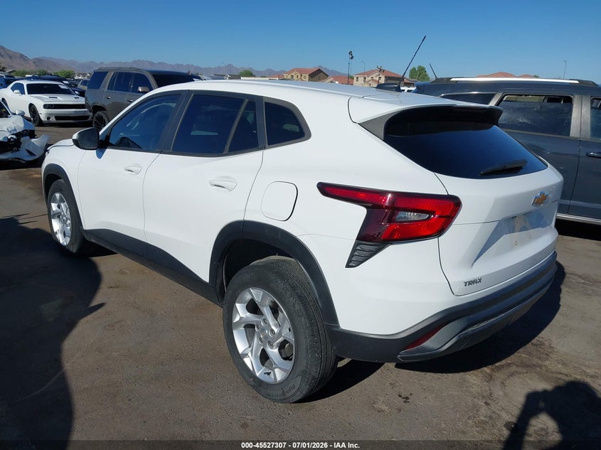 2024 Chevrolet Trax VIN KL77LFE27RC135990 IAAI salvage auction — RIGHT FRONT, Salvage Title, sold $2,700 on 2026-08-01 (photo 3)