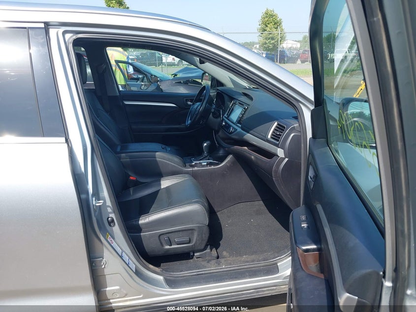 2017 Toyota Highlander VIN 5TDJZRFH9HS395865 IAAI salvage auction — SIDE, Salvage (Virginia), sold $6,800 on 2026-07-31 (photo 5)