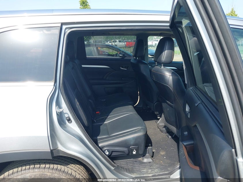 2017 Toyota Highlander VIN 5TDJZRFH9HS395865 IAAI salvage auction — SIDE, Salvage (Virginia), sold $6,800 on 2026-07-31 (photo 8)