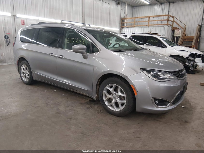 2017 Chrysler Pacifica VIN 2C4RC1BG2HR528803 IAAI salvage auction — HAIL, Salvage (Minnesota), sold $2,800 on 2026-08-28 (photo 1)