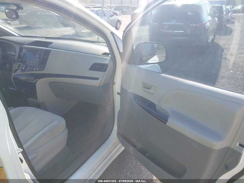 2013 Toyota Sienna VIN 5TDKK3DC8DS283940 IAAI salvage auction — REAR END, Rebuildable (Florida), sold $625 on 2026-07-28 (photo 5)